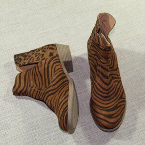 NWOT True Craft Size 8.5M Tan Animal Print Ankle Booties